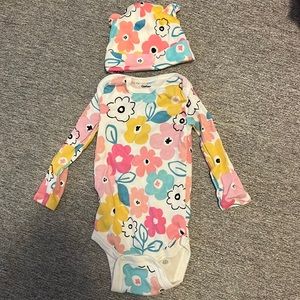 Gerber 0-3 month long sleeve onesie with matching hat